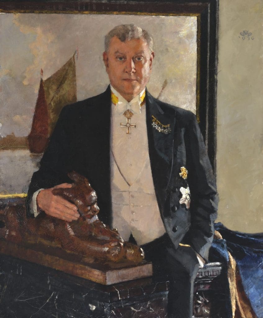 Gösta Serlachius nojaa frakki päällä öljyävärein maalatussa muotokuvassa Ilves-veistokseen.