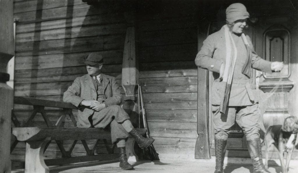 Gösta ja Ruth Serlachius vanhan rakennuksen portailla.