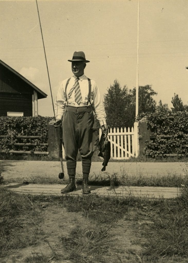Gösta Serlachius kalansaaliin kanssa vanhassa valokuvassa.
