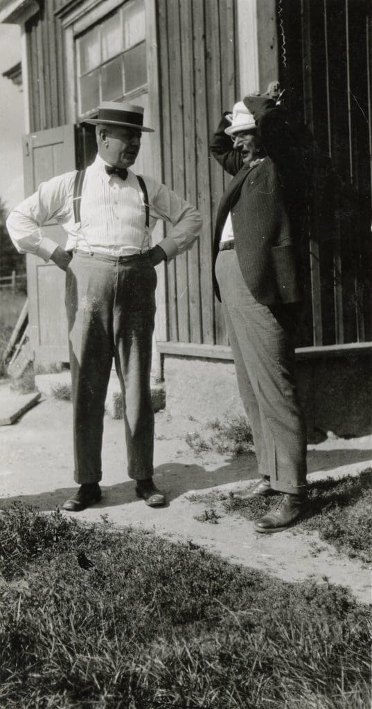 Gösta Serlachius seisoo miehen seurassa rennon oloisena.