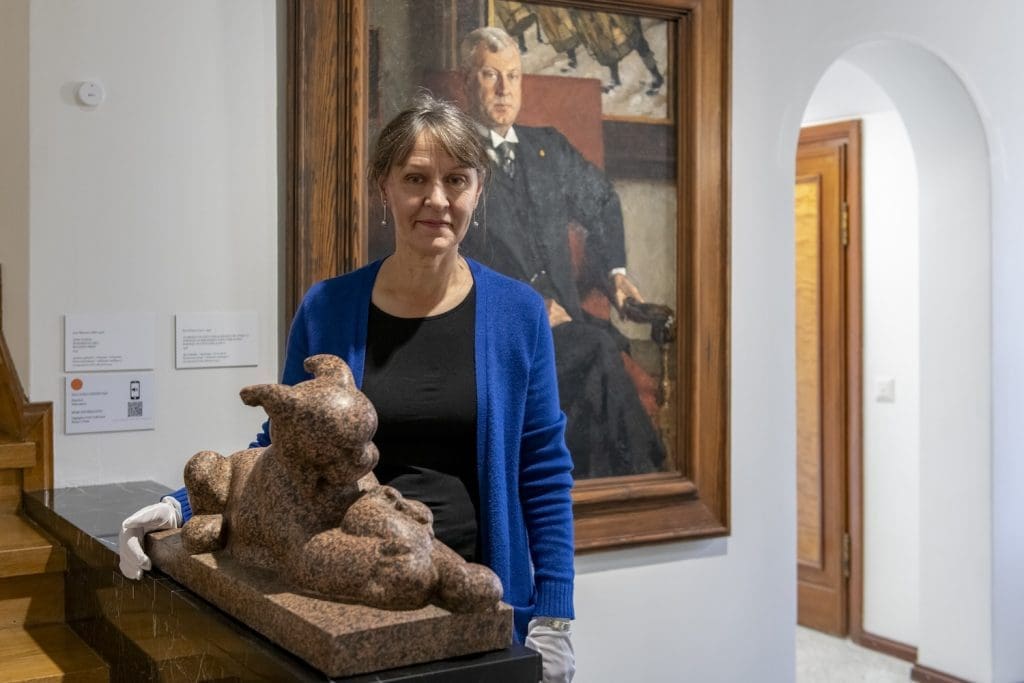 Kuvassa Serlachiuksen tutkija Helena Hänninen Serlachius Kartanon vanhan osa aulatilassa.