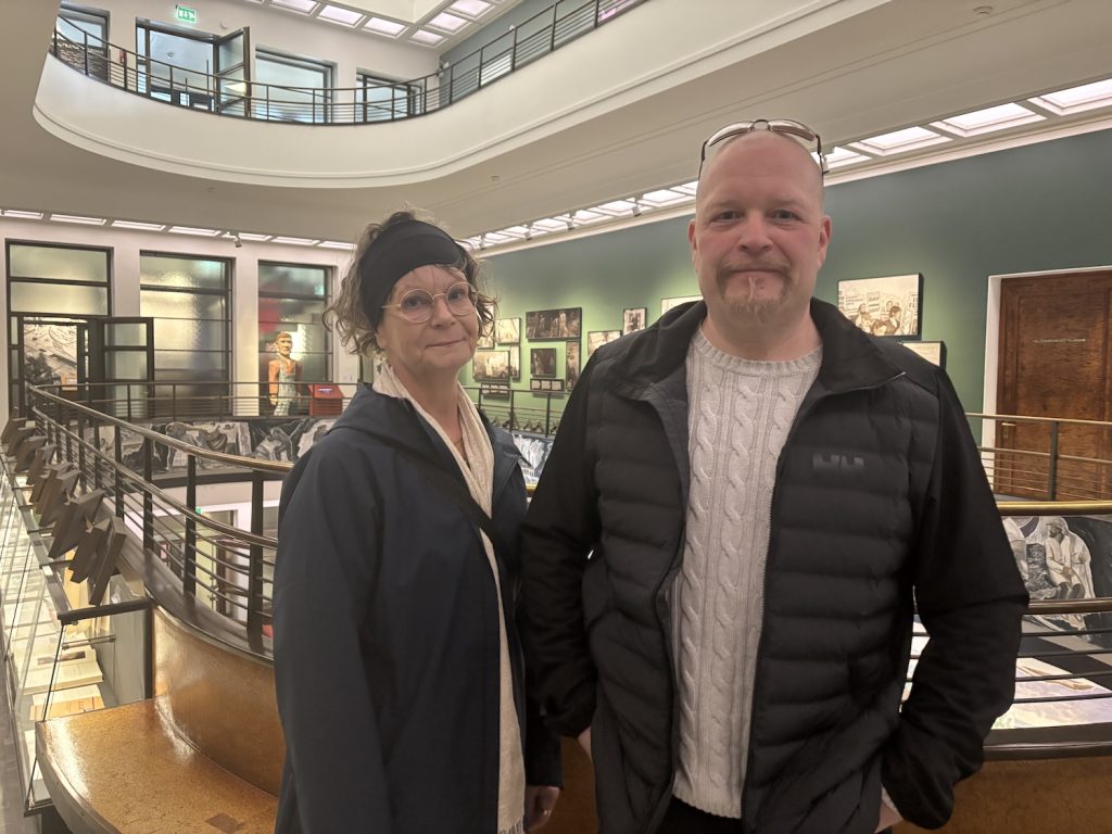 Nainen ja mies seisovat Serlachius Pääkonttorin aulassa.