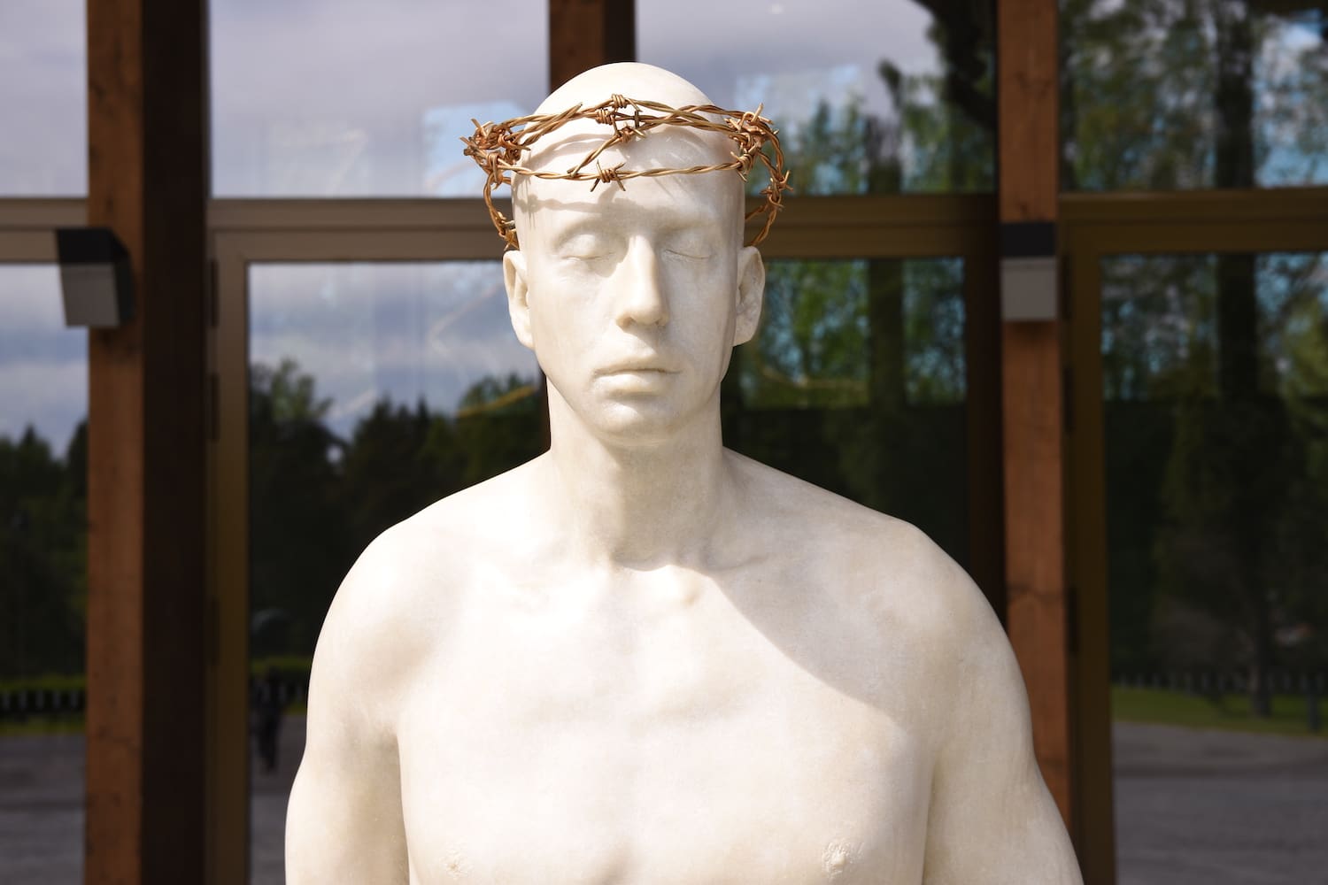 Mark Wallingerin veistämä Ecce Homo-teos, jossa näkyy mies piikkilangasta valmistettu seppele pään päällä
