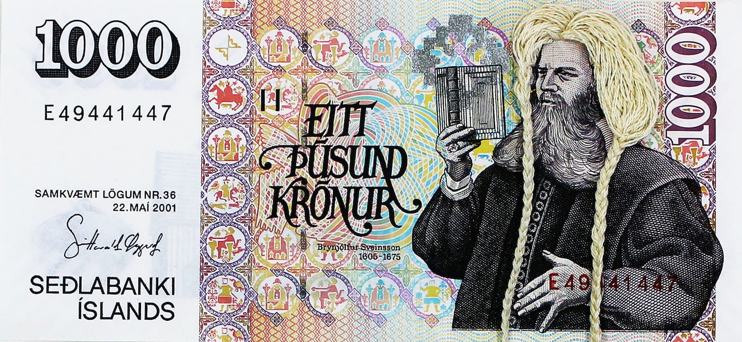 Noora Schroderuksen setelisarja-teos, jossa on annettu pitkät, vaaleat letitetyt hiukset tuhannen Islannin kruunun setelille