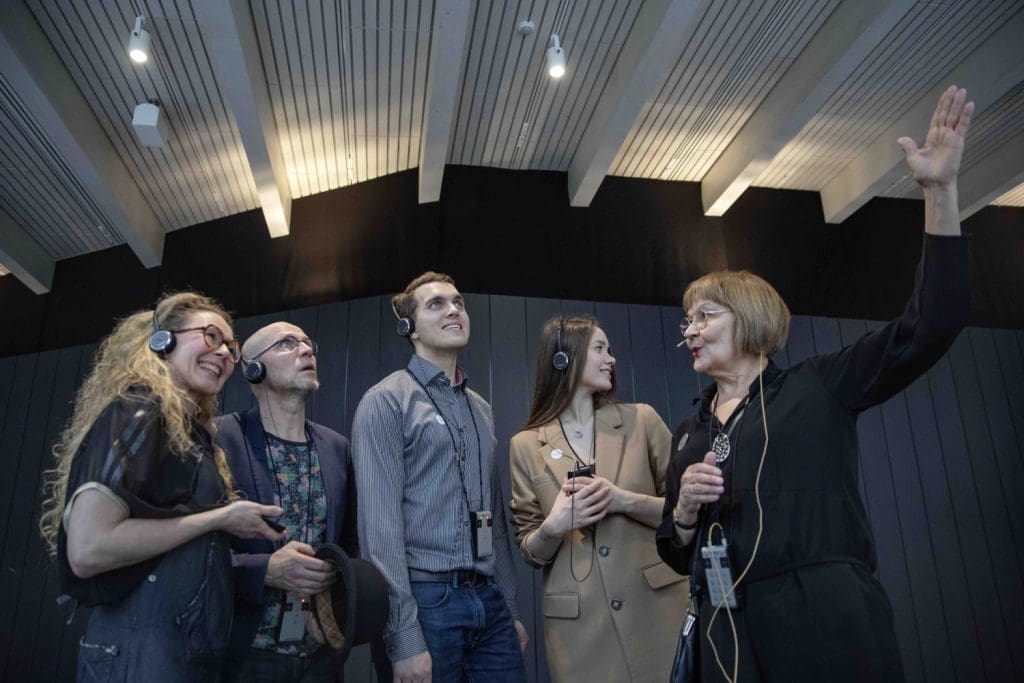 Opas kertoo ryhmälle