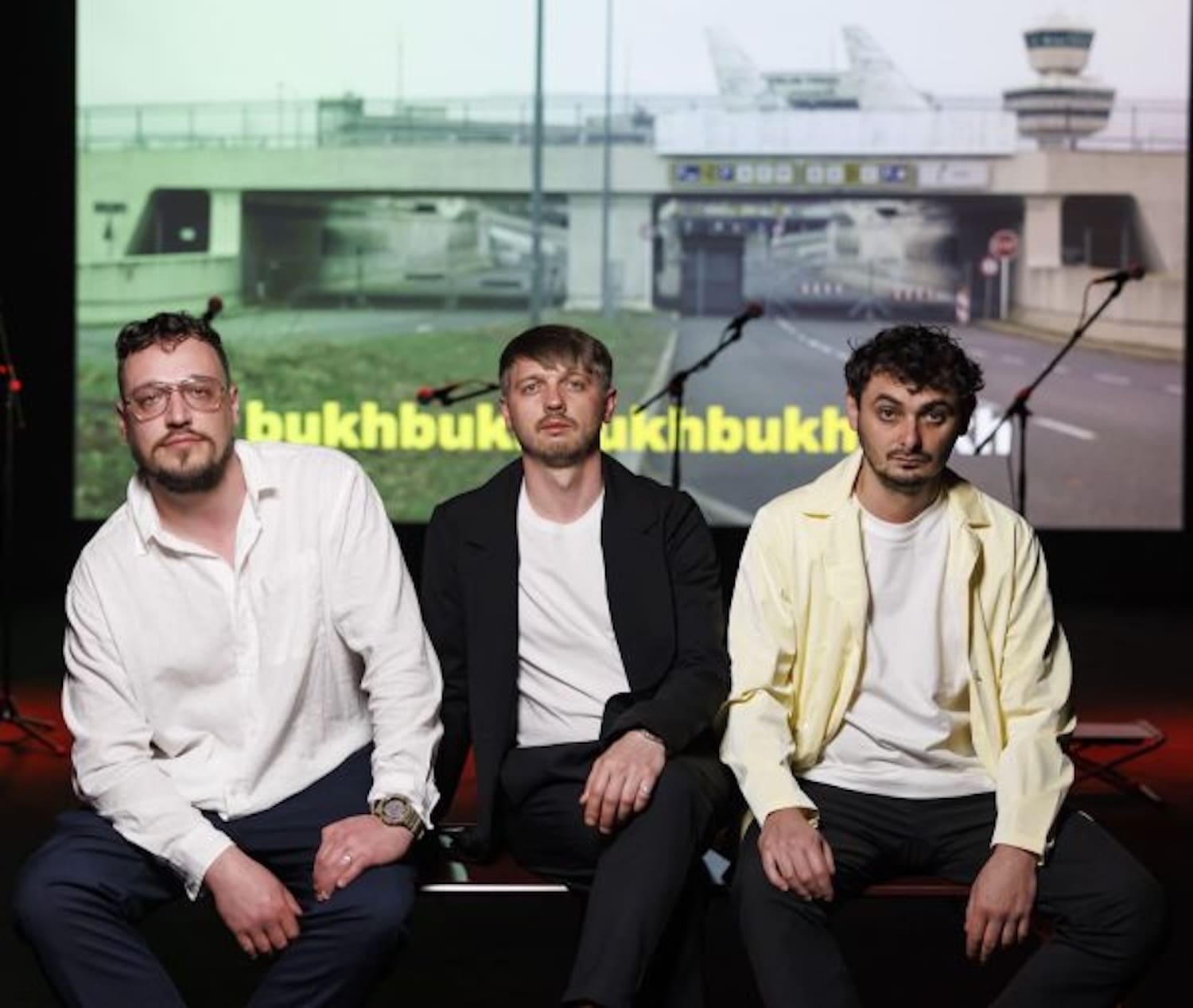 Tre ukrainska män från gruppen Open Group sitter framför filmskärm.