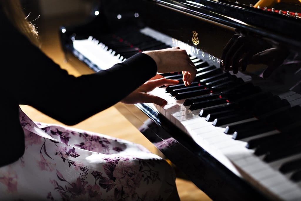 Pianistin kädet koskettimilla.
