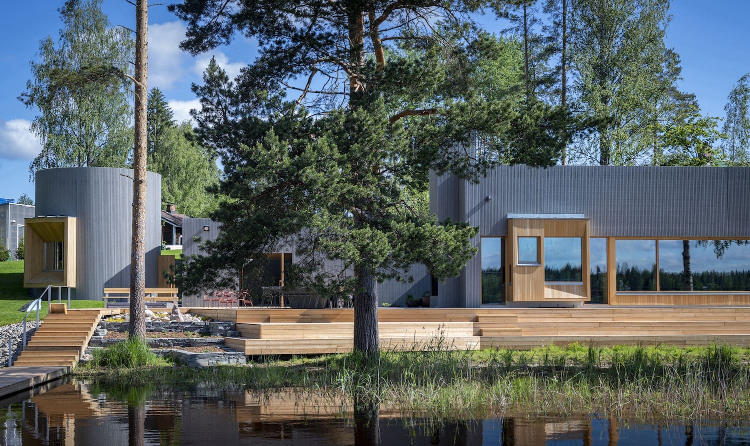 Serlachius Taidesauna ulkoa järveltä, kesä