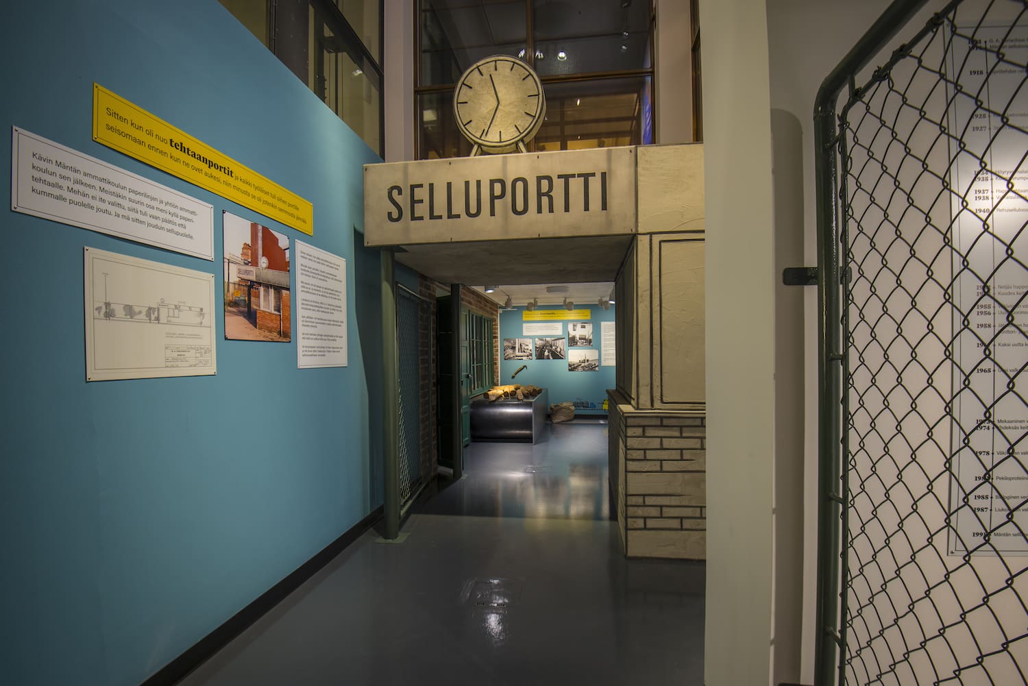 Kuva näyttelyssä olevasta ovettomasta portista, jossa lukee "SELLUPORTTI"