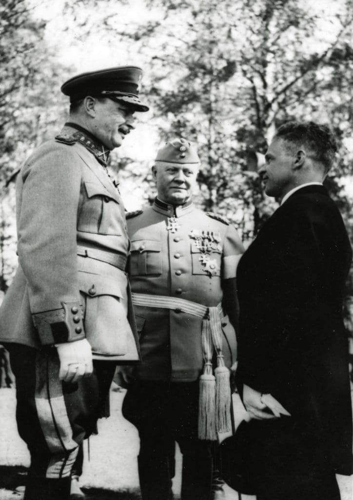 Marsalkka Mannerheim ja Gösta Serlachius vapaussodan muistomerkin paljastustilaisuudessa Vilppulassa 1938.