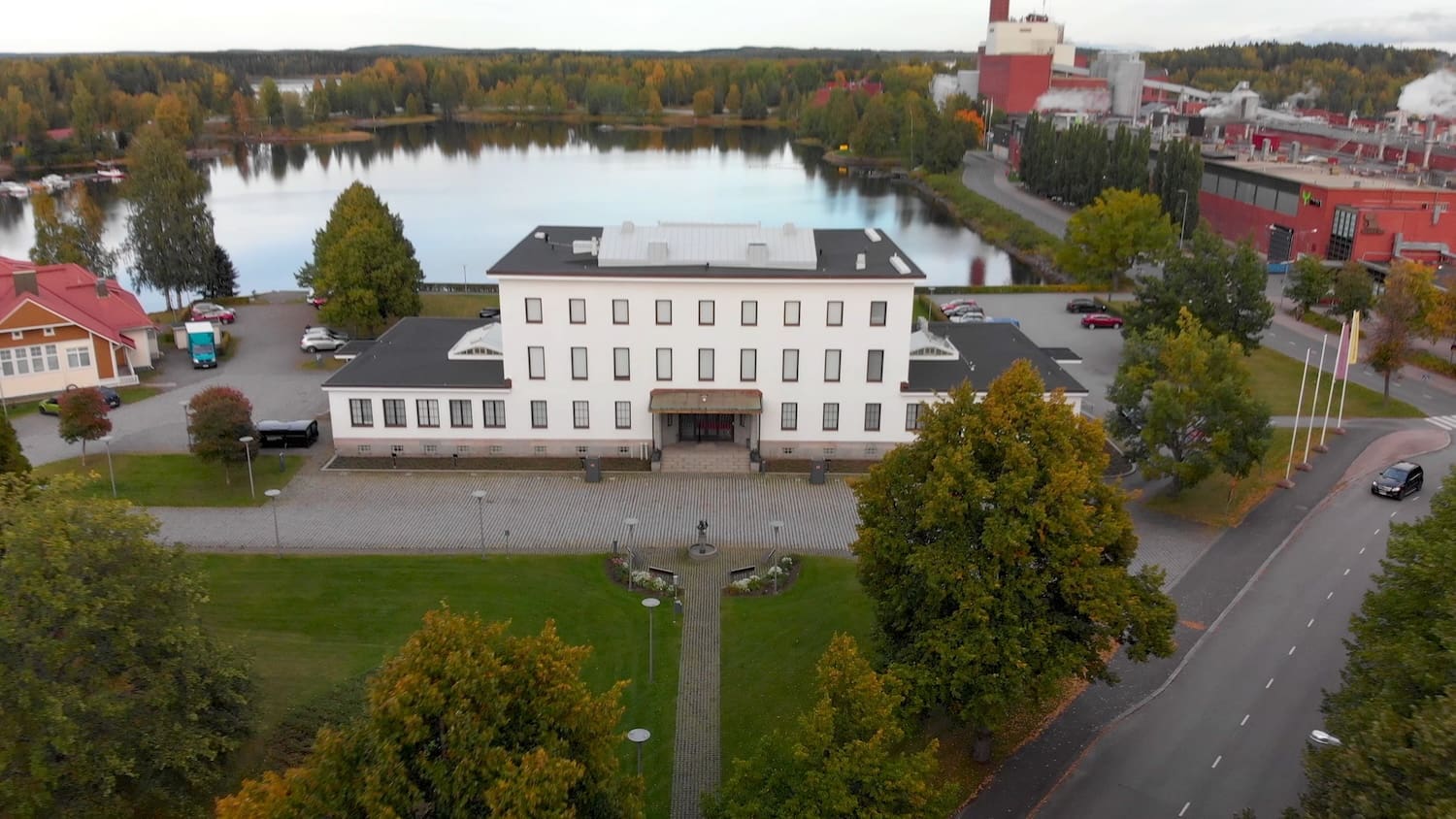 Serlachius Pääkonttori ja Metsä Tissuen tehdas syksyllä ilmasta kuvattuna.