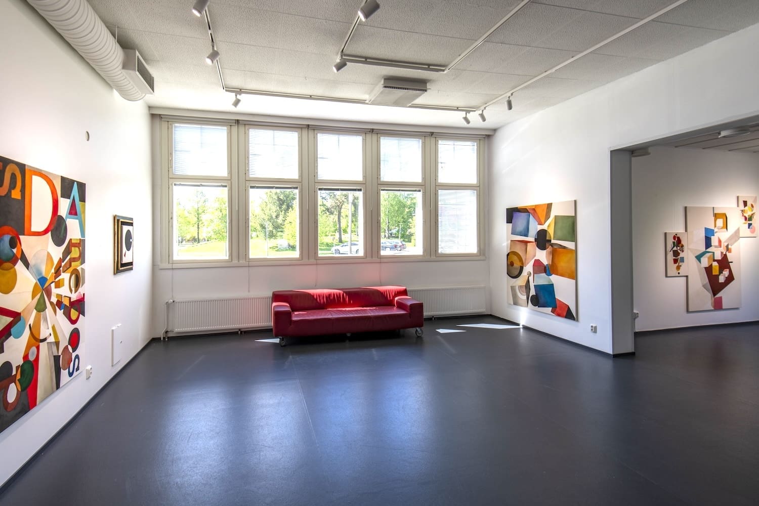 Näkymä Serlachius Residenssin galleriatilaan.