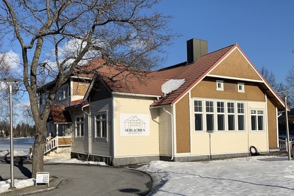 Serlachius Residenssi kirkkaana talvipäivänä.