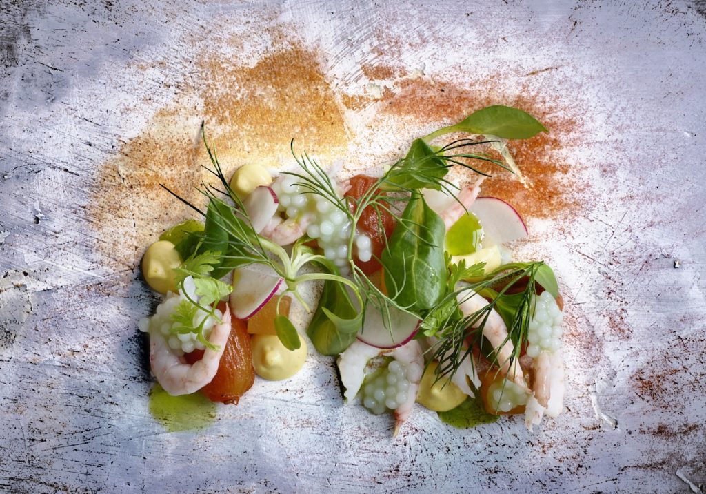 Taiteellinen lähikuva ruoka-annoksesta.