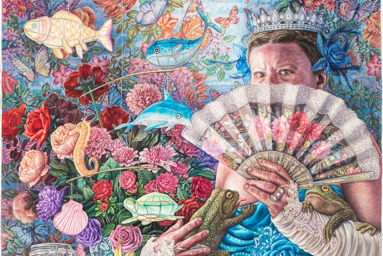 Stiina Saariston teoskuvassa nainen katsoo viuhkan takaa.