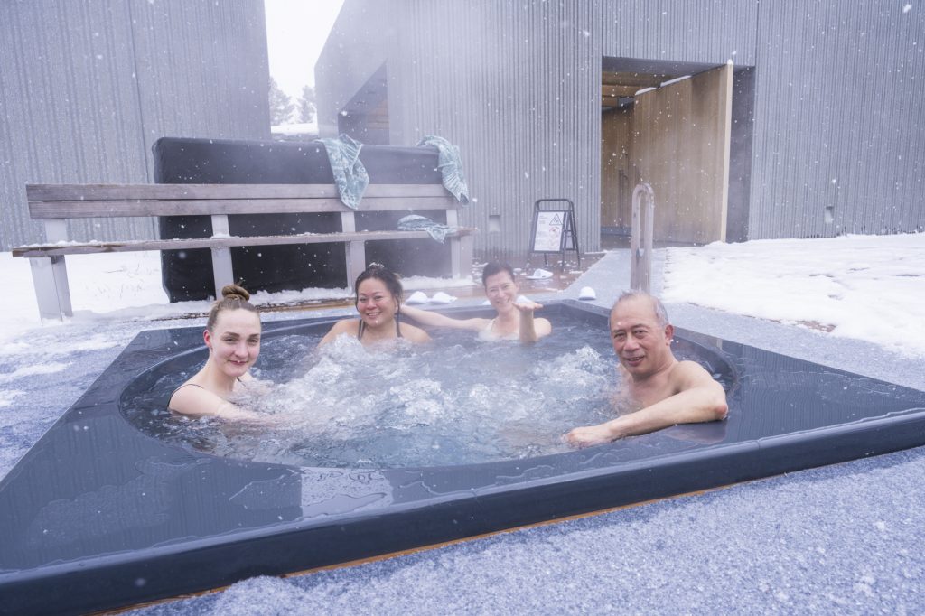 Porepaljussa talvella ryhmä ihmisiä.