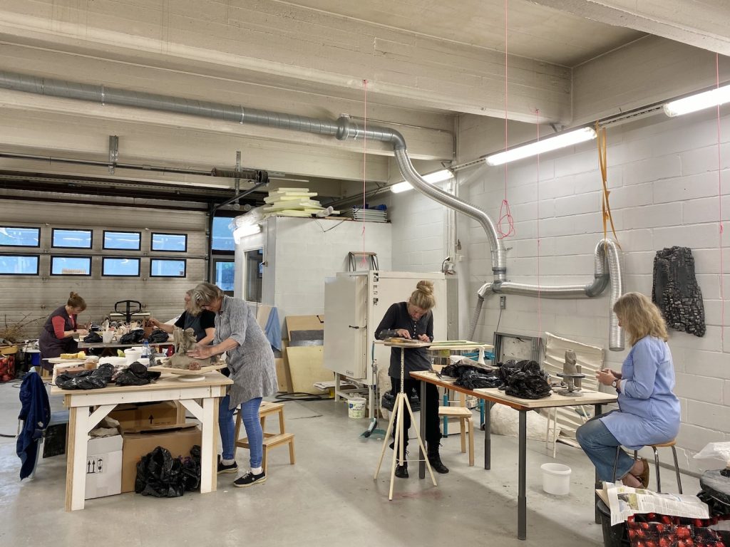 Keramiikkapajassa useita naisia tekemässä omia töitään.