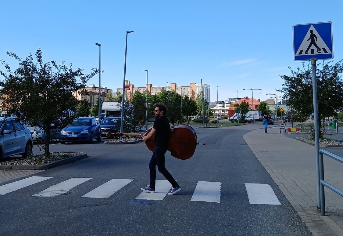 Walking Bass -kierros Jalan-näyttelyssä