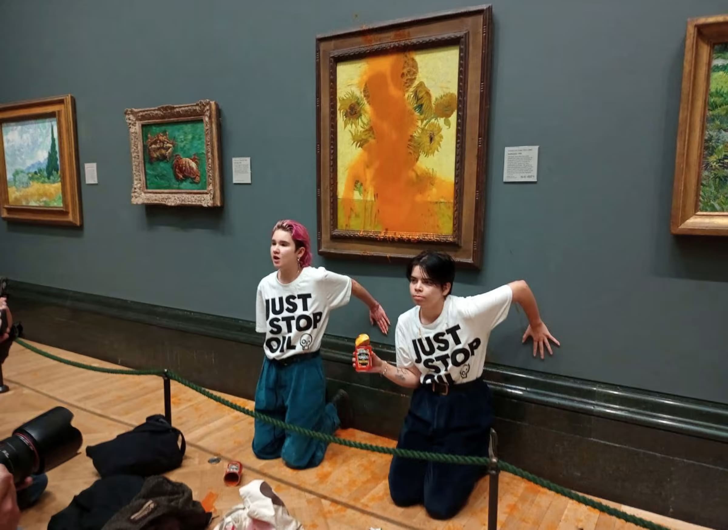 Kaksi naista on sotkenut Vincent van Goghin maalauksen tomaattikeitolla.